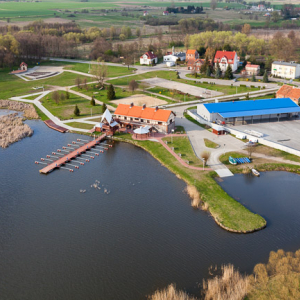 2016-04-15 aerofotografia dam ekomarina ekomarinamarina europa ewingi jezioro lotnicze mazurskie mazury miasto poland przystan rob warmia warminsko woj. warm-maz wojciech wojcik www.fotowojcik.pl z lotu ptaka zalewo  2016041522